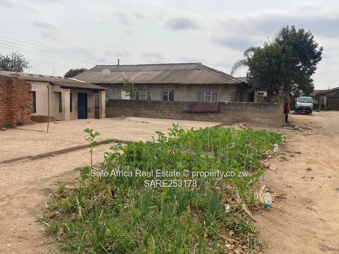 OLD GLEN- VIEW 7 VACANT  STAND WITH FOUNDATION AND APPROVED PLAN CLOSE TO CHITUBU SHOPS FOR SALE Pri