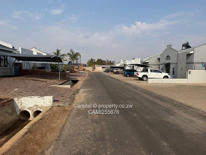 Sunlit 3-Bed Townhouse in Greendale North (Peakwood)with Borehole