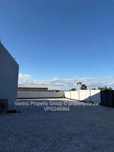 Marondera: Secure 1,000m² High-Ceiling Warehouse