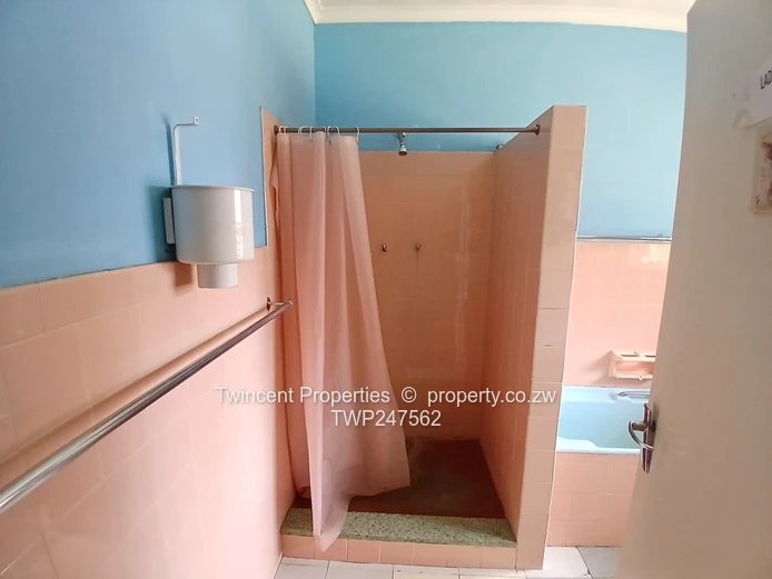 2 offices & kitchen to Let.