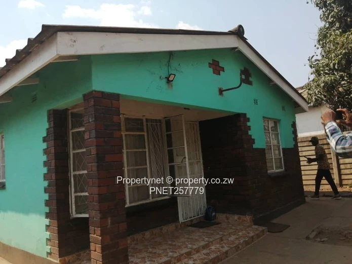 4-Bed Home in Glen View 3 with Title Deeds, Borehole & Secure Gate (Sole Mandate)