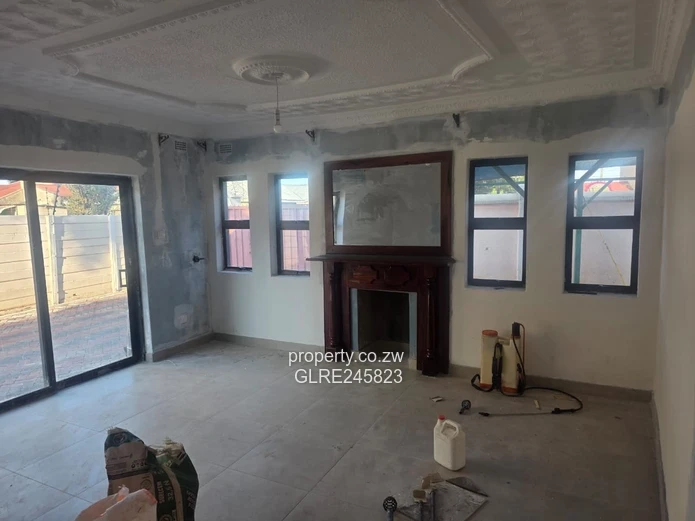 Paved Courtyard 2-Bed Glen View — Walled & Fitted Kitchen