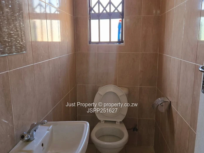 Sandton Park: 5-Bed Home with Island Kitchen & Borehole