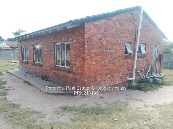Red Brick 3-Bed Home with Spacious Walled Yard - Msasa Park