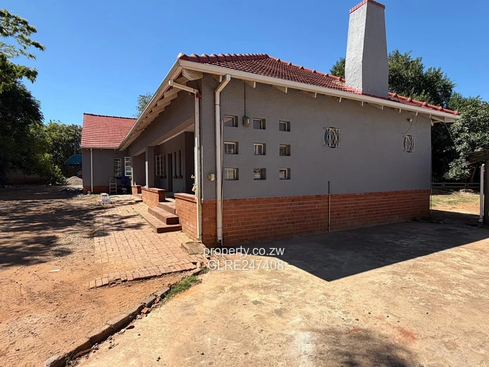 Spacious 450m² Office on 600m² with Borehole — Milton Park