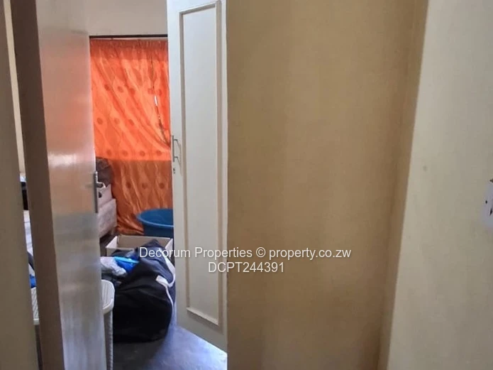 Cozy 4-bed with paved yard in Zimre Park