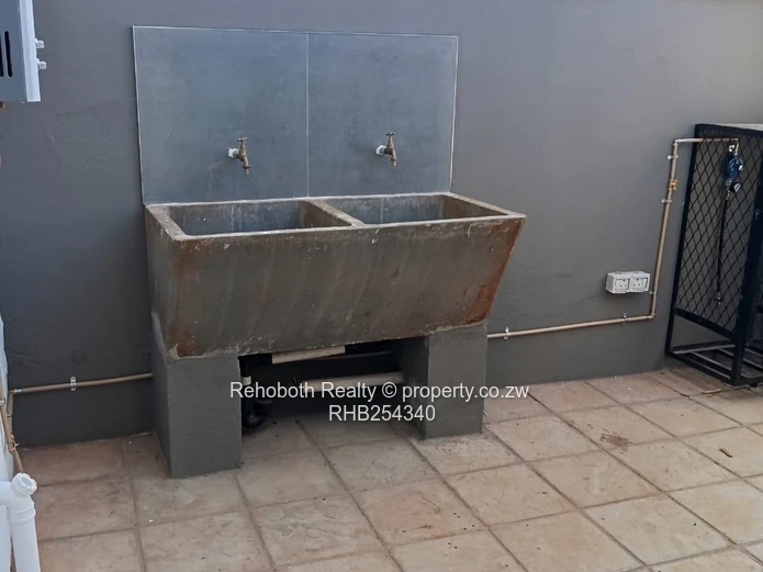 Spacious 2-Bed Marlborough Flat - Patio & Borehole