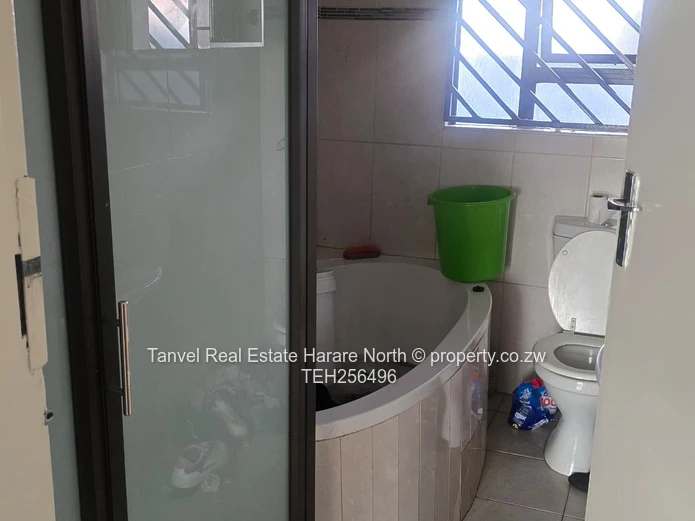 Madokero  house $1k - Neat 4 beds house main bed with ensuite bathroom, 3 bedrooms  have fitted ward