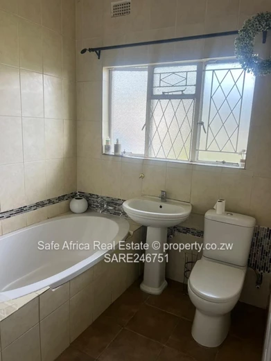Spacious 4-Bed Home in Eastlea on 1700m² with Borehole