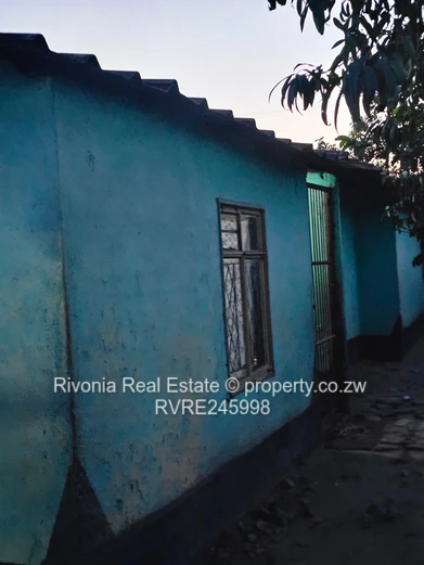 Charming Turquoise 4-Bed Home in Glen View — Borehole