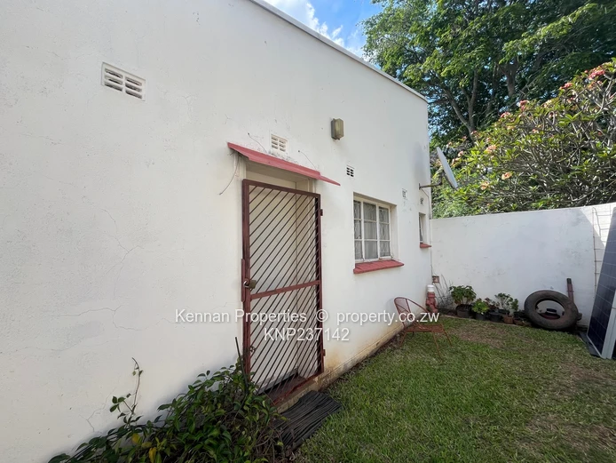 3 bed townhouse set in a large garden with lovely trees