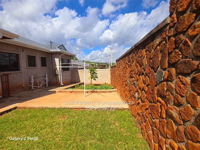 Modern 4-Bed Flat - Open Plan & Borehole in Gletwin Park