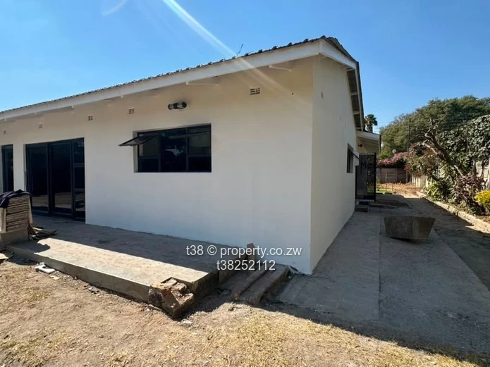 Sunlit 4-Bed Home in Avondale West - 1,039m² with Borehole