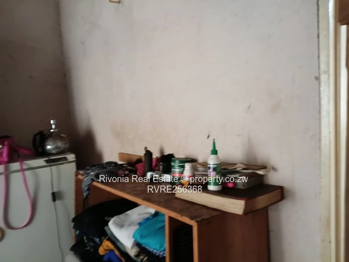 Solid 5-Bed Brick Home with Borehole in Glen Norah