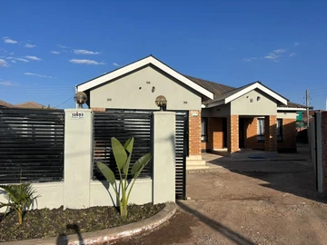 Neat 4 bedroom house in Madokero with Borehole Inclusions