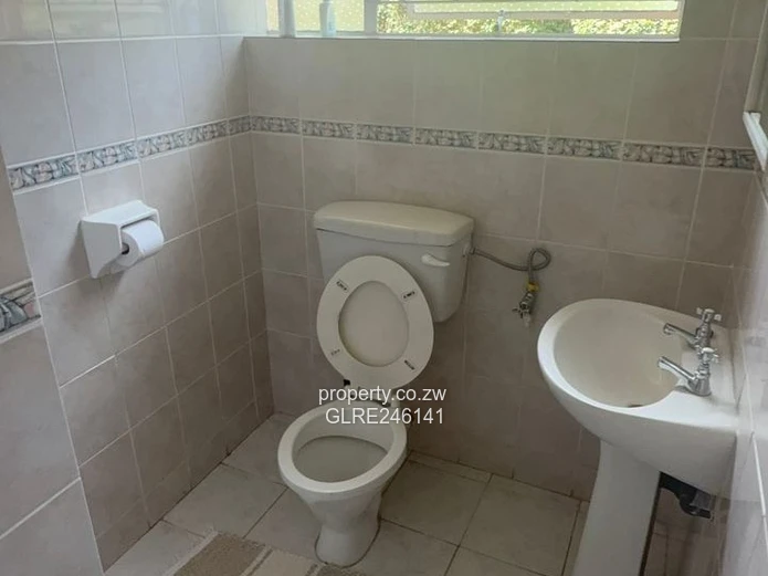 Helensvale 6-Bed Home with Pool & Borehole
