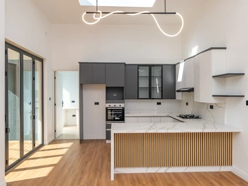 4 Bedroom Flat & Apartment