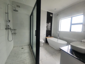 3 Bedroom Flat & Apartment