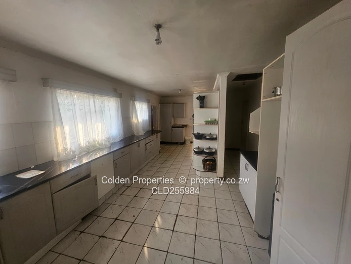 Highlands 5-Bed Townhouse on 3850m² with Borehole & Tanks