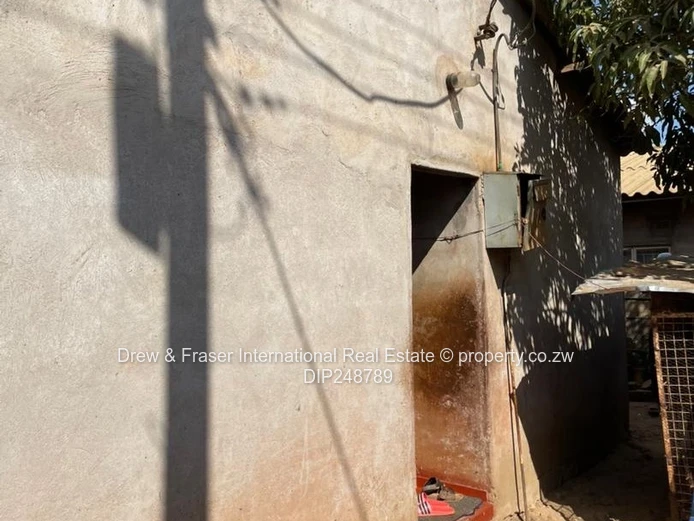 4-Bed House in Kadoma — Walled, Verandah & Fireplace