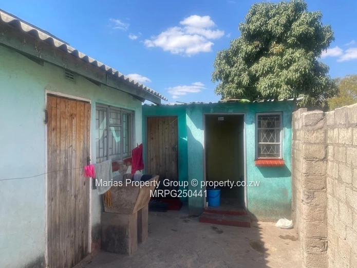 8-Bed Home with Verandah & Walled Yard in Chitungwiza