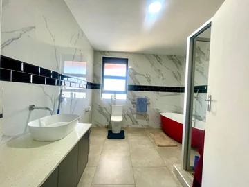 6 Bedroom House