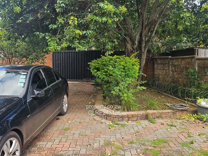 Mabelreign 3-Bed House — Garden, Garage & Staff