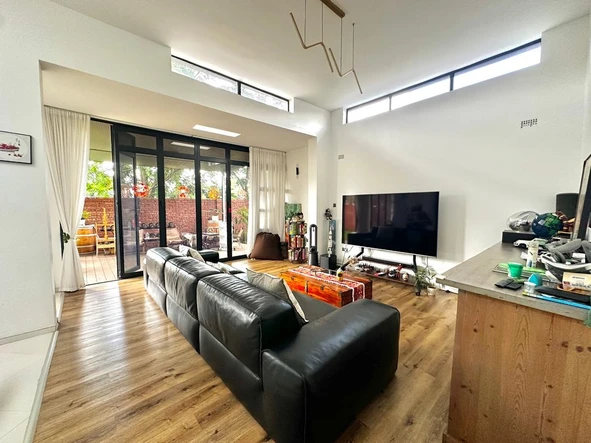 4 Bedroom Flat & Apartment