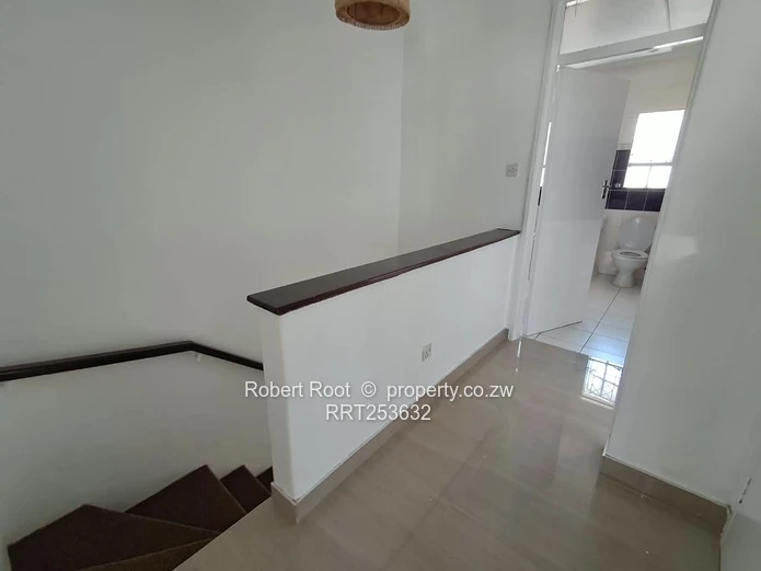 Neat recently renovated 2 bed duplex apartment 