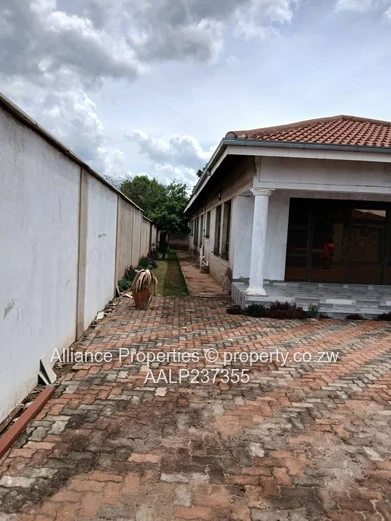 Grand 6-Bedroom Executive Residence Belvedere West