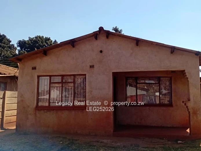5-Bed Kuwadzana House - Main Road, Garden & Verandah