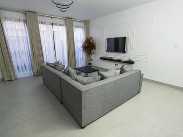 2 Bedroom Flat & Apartment