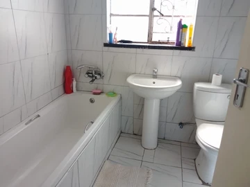 2 Bedroom Flat & Apartment