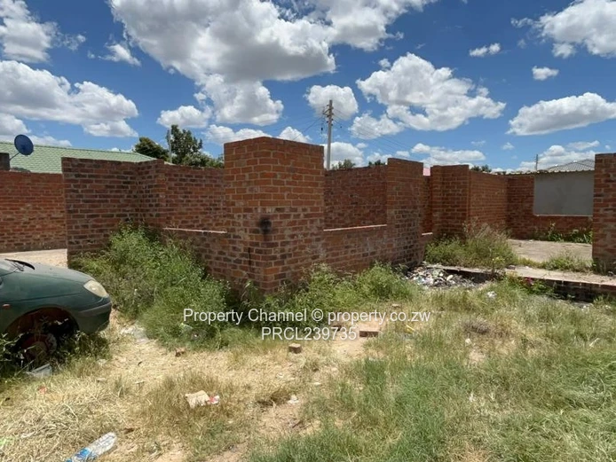 COMPLETE TO TASTE! 4 Bedroom House Southlea Park 