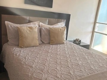 2 Bedroom Flat & Apartment