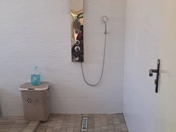 4 Bedroom Flat & Apartment