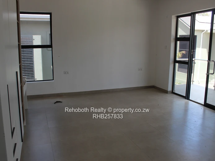 Contemporary 4-Bed Marlborough Flat with Borehole