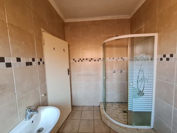 3 Bedroom Flat & Apartment