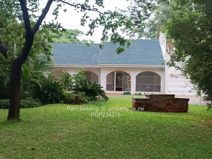 Stunning Waterfront Home – Peninsula Mazvikadei! (Sole Mandate)