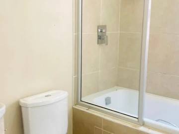 2 Bedroom Flat & Apartment