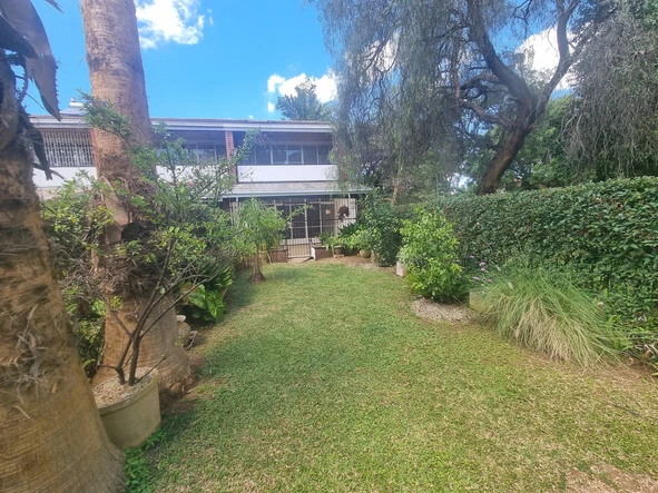 2 Bedroom Flat & Apartment