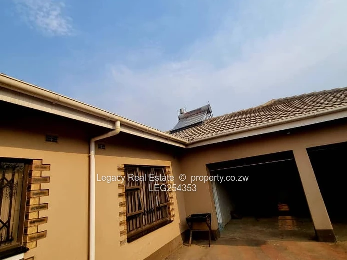 Modern 5BR/3BA in Sandton Park, Harare West — 1000m² + Borehole (Sole Mandate)