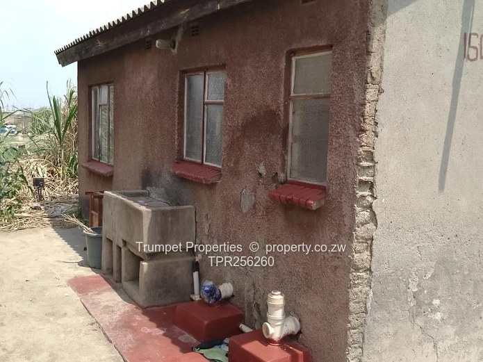 Kuwadzana 2-Bed Home with Veg Garden & Outdoor Sink