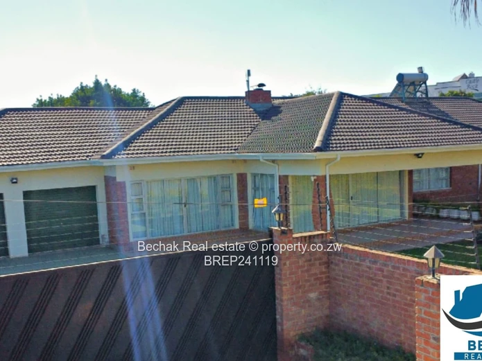Spacious 4-Bed Selbourne Park Home - Manicured Garden & Borehole