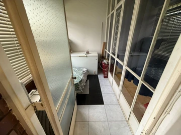 2 Bedroom Flat & Apartment