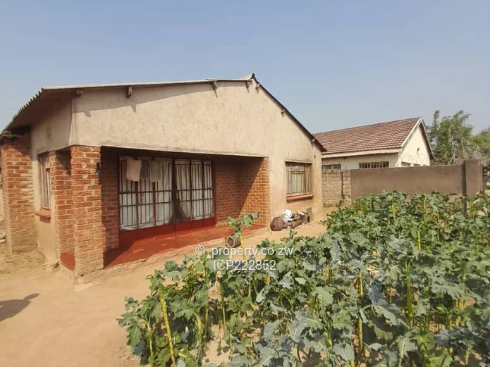 Spacious 7-Bedroom House for Sale in Chitungwiza, Zimbabwe! (Reduced to go) (Sole Mandate)