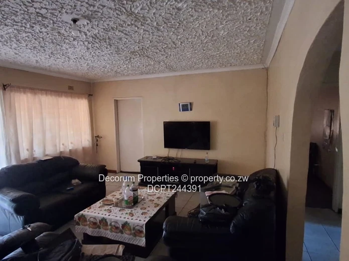 Cozy 4-bed with paved yard in Zimre Park