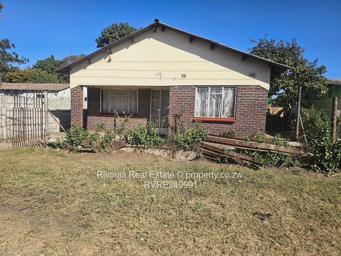 5-Bed Glen Norah Home — 300m² Land, Well-kept Interior
