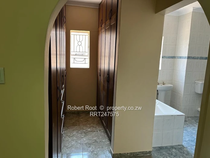 4 bed family home in Zimre Park