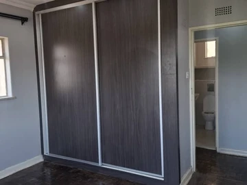 2 Bedroom Flat & Apartment